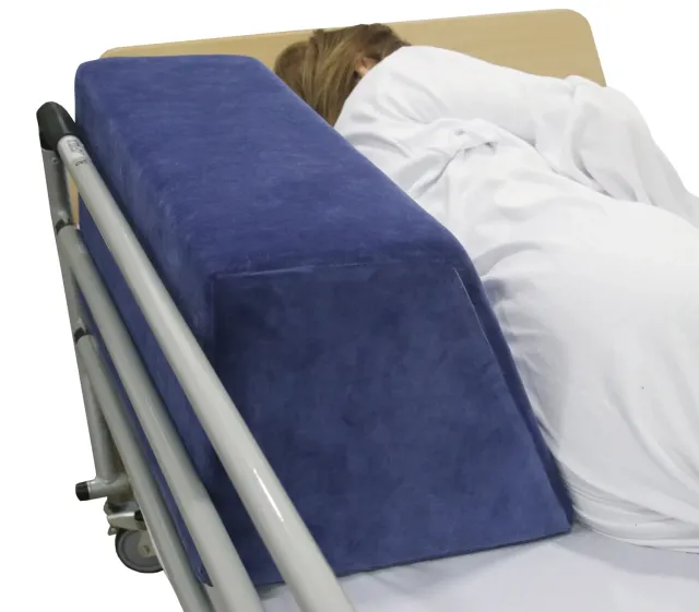 Gericare Trapez-Positionierungskissen blau 60 × 33 × 39 cm