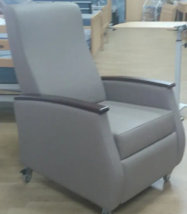 Gericare Relaxsessel Geriatrie Vinyl Holzarmlehnen