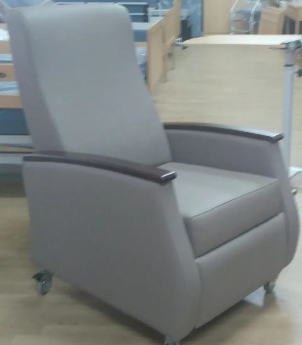Gericare Relaxsessel Geriatrie Vinyl Holzarmlehnen