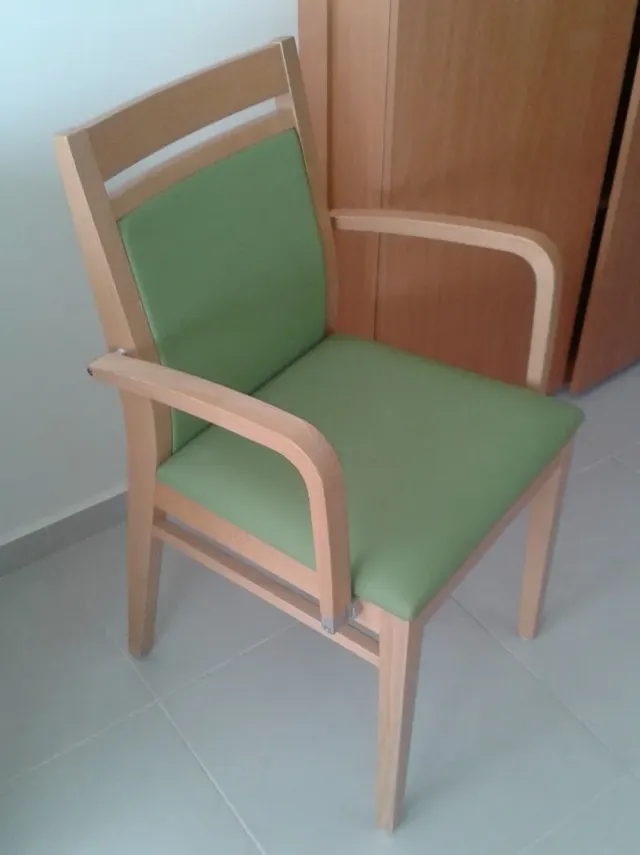Gericare Seniorenstuhl mit Armlehnen Holz Polster